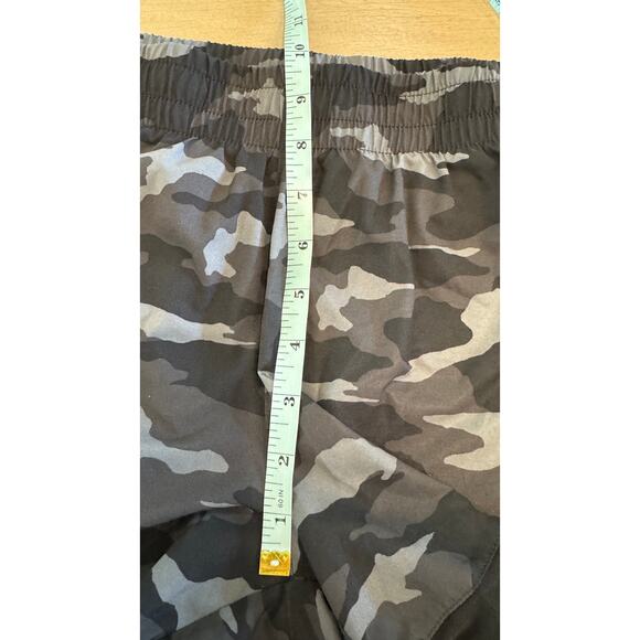 ATHLETA PRINTED MESH RACER RUN SHORT 4” black camo size large - Picture 11 of 14